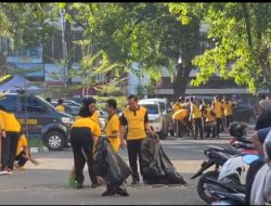 Jumat Bersih: kapolrestabes Makassar Bersama ketua umum laskar garuda Indonesia bersatu Ikuti Kerja Bakti di mesjid Raya Makassar