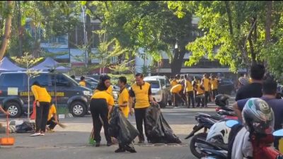 Jumat Bersih: kapolrestabes Makassar Bersama ketua umum laskar garuda Indonesia bersatu Ikuti Kerja Bakti di mesjid Raya Makassar