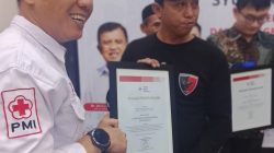 Walikota Makassar dan Ketua PMI kota makassar serahkan Piagam kepada Ormas laskar garuda Indonesia bersatu