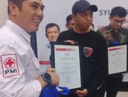 Walikota Makassar dan Ketua PMI kota makassar serahkan Piagam kepada Ormas laskar garuda Indonesia bersatu