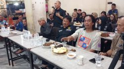 Kapolrestabes makassar dan ormas laskar garuda Indonesia bersatu bersama kelurahan paranglayang Gelar Ngopi Kamtibmas di warkop zam-zam Jl ujung kota makassar.